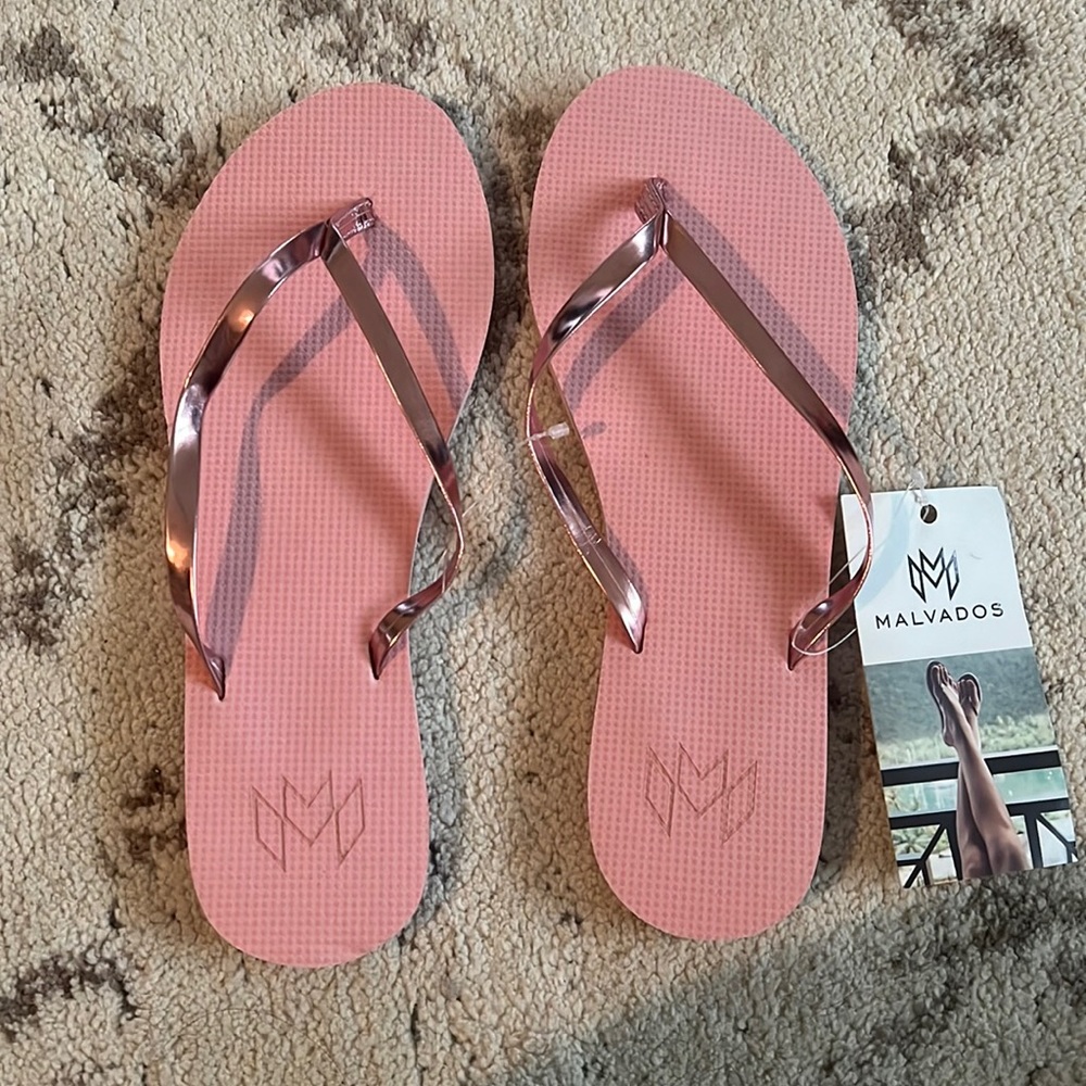 NWT. Malvados flip flop. Color pink. Size 5/6.
